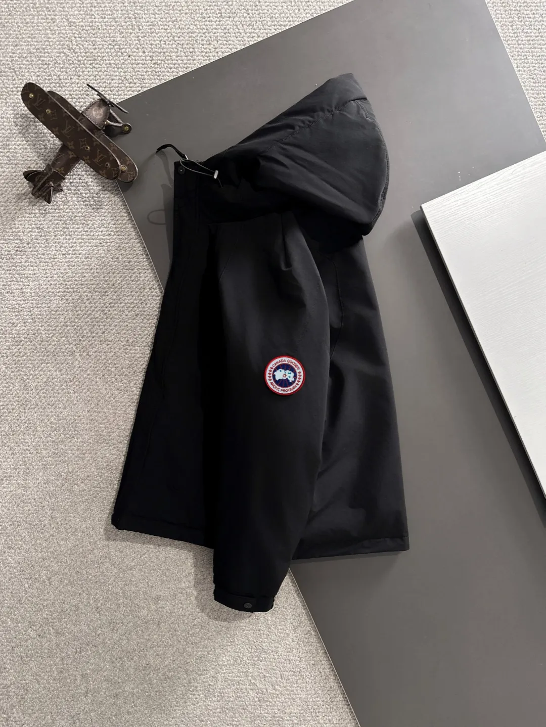 Two-day delivery time P960 Big Goose 🔥🔥 High-end customization 2025 winter official website's latest popular down jacket. Original custom-made hardware accessories for customers, all imported and original customization. Welcome to compare at the counter. Absolutely high quality. Use top-grade 90 white goose down. Super soft. Filled with fluffy and full feathers. Super heavy work. Fabric workmanship is excellent. The version is super perfect. Note⚠The fabric is super comfortable. Exclusive model. High-end quality. A must-have warm and protective artifact in winter. Size: M-3XL